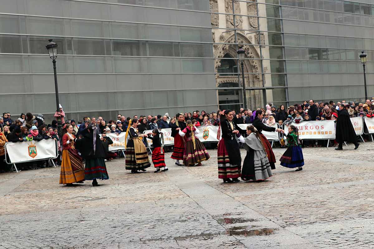 cientos de personas han participado este domingo en los diversos actos de la festividad de San Lesmes Abad | Capas castellanas, sayas de paño, panes, bailes y morcilla y chorizo como aliados contra el frío burgalés. 