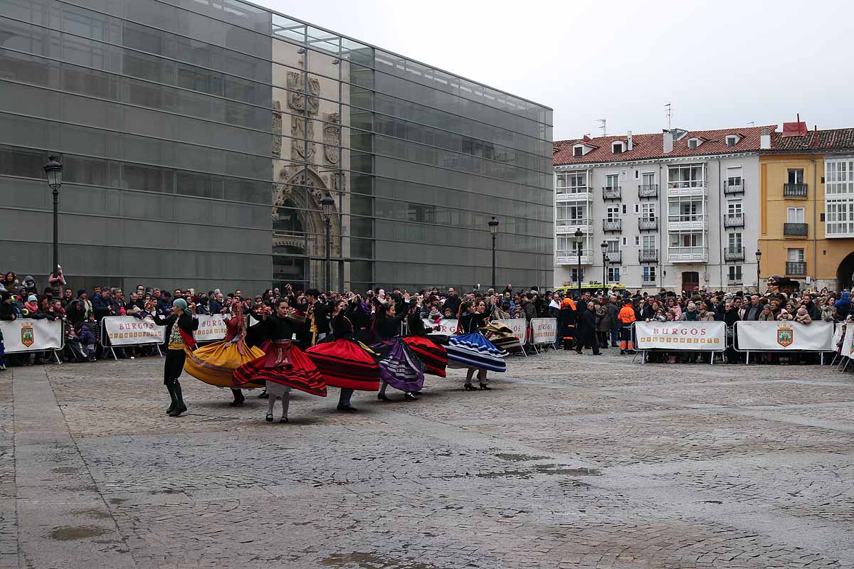 cientos de personas han participado este domingo en los diversos actos de la festividad de San Lesmes Abad | Capas castellanas, sayas de paño, panes, bailes y morcilla y chorizo como aliados contra el frío burgalés. 