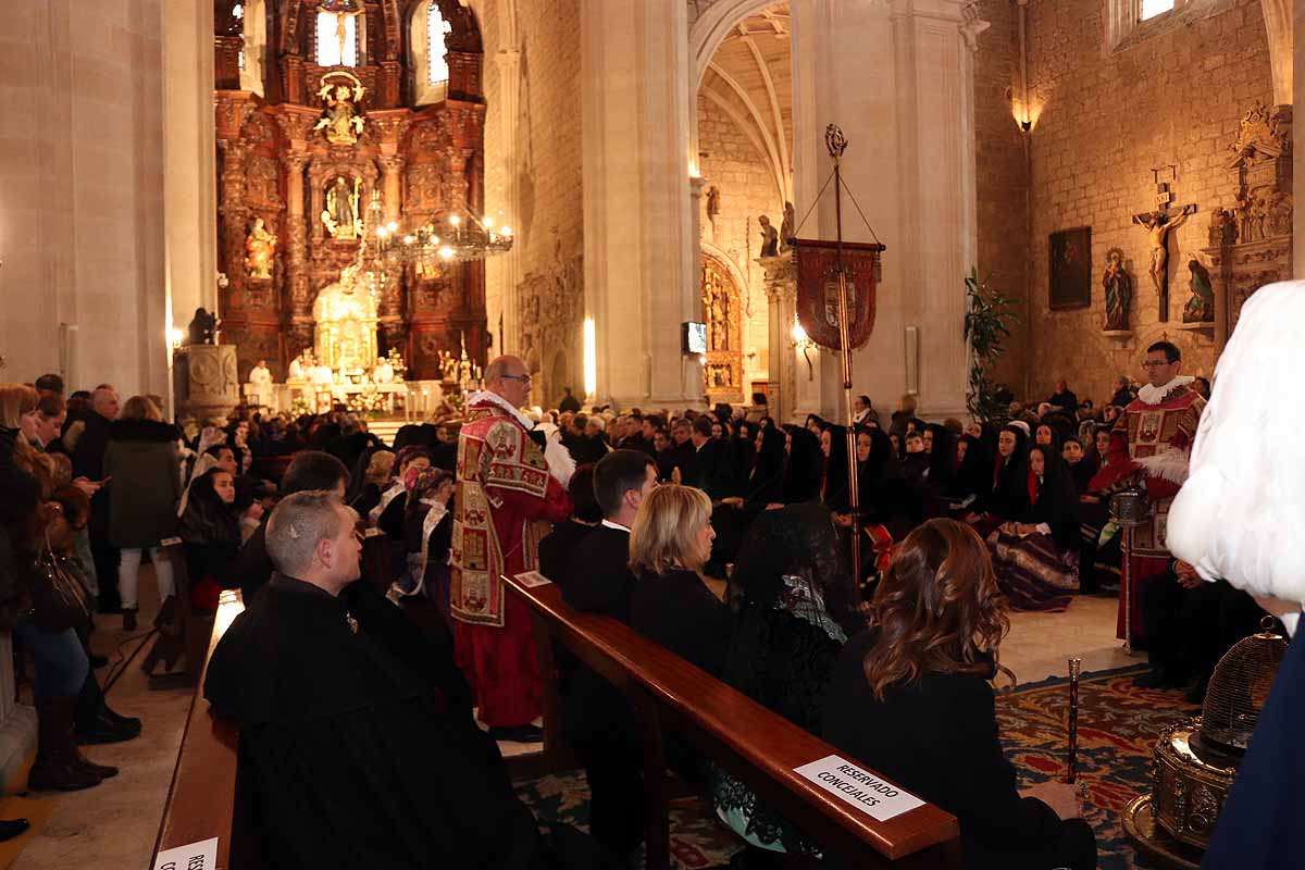 cientos de personas han participado este domingo en los diversos actos de la festividad de San Lesmes Abad | Capas castellanas, sayas de paño, panes, bailes y morcilla y chorizo como aliados contra el frío burgalés. 