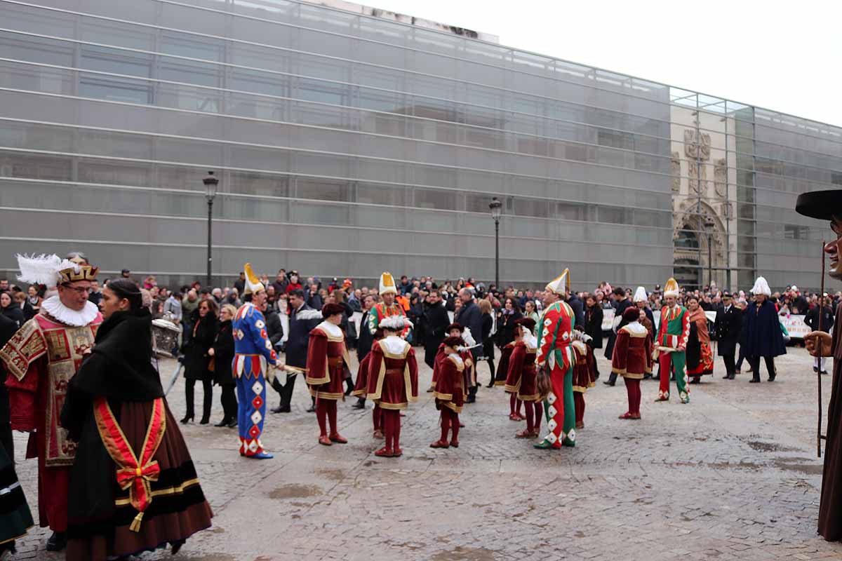 cientos de personas han participado este domingo en los diversos actos de la festividad de San Lesmes Abad | Capas castellanas, sayas de paño, panes, bailes y morcilla y chorizo como aliados contra el frío burgalés. 