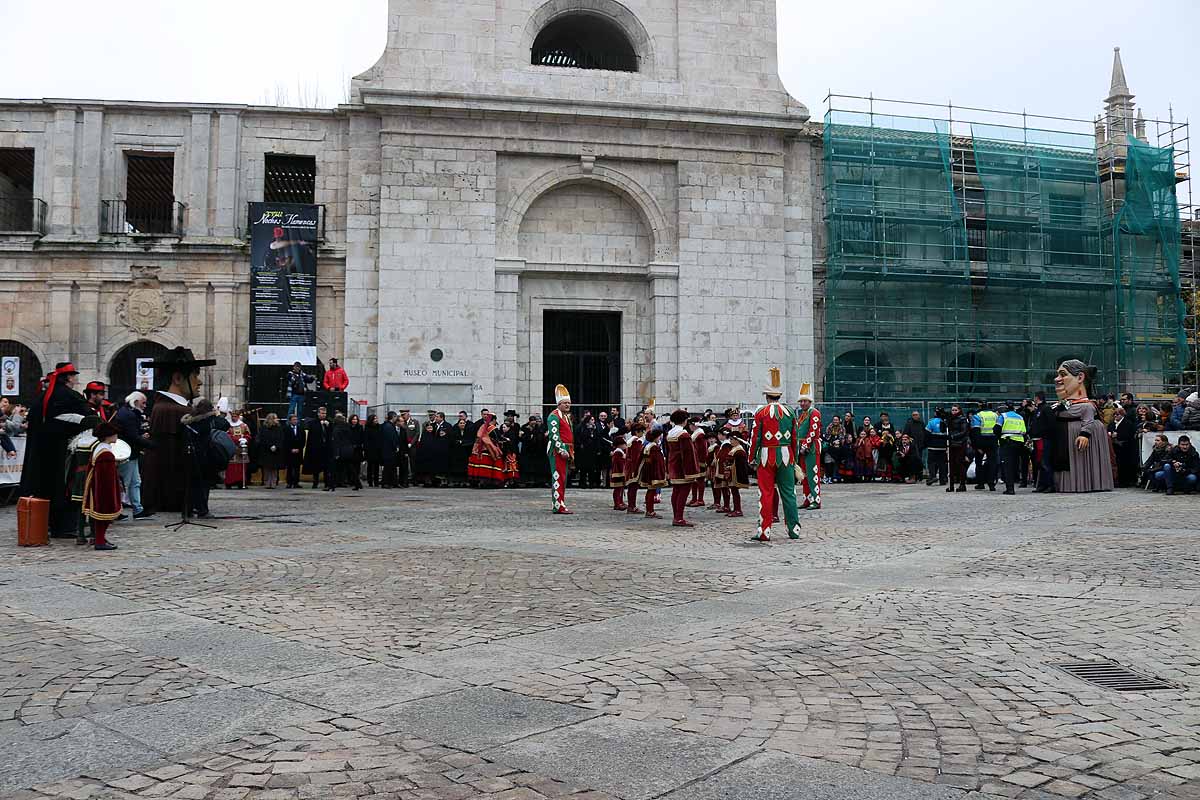 cientos de personas han participado este domingo en los diversos actos de la festividad de San Lesmes Abad | Capas castellanas, sayas de paño, panes, bailes y morcilla y chorizo como aliados contra el frío burgalés. 