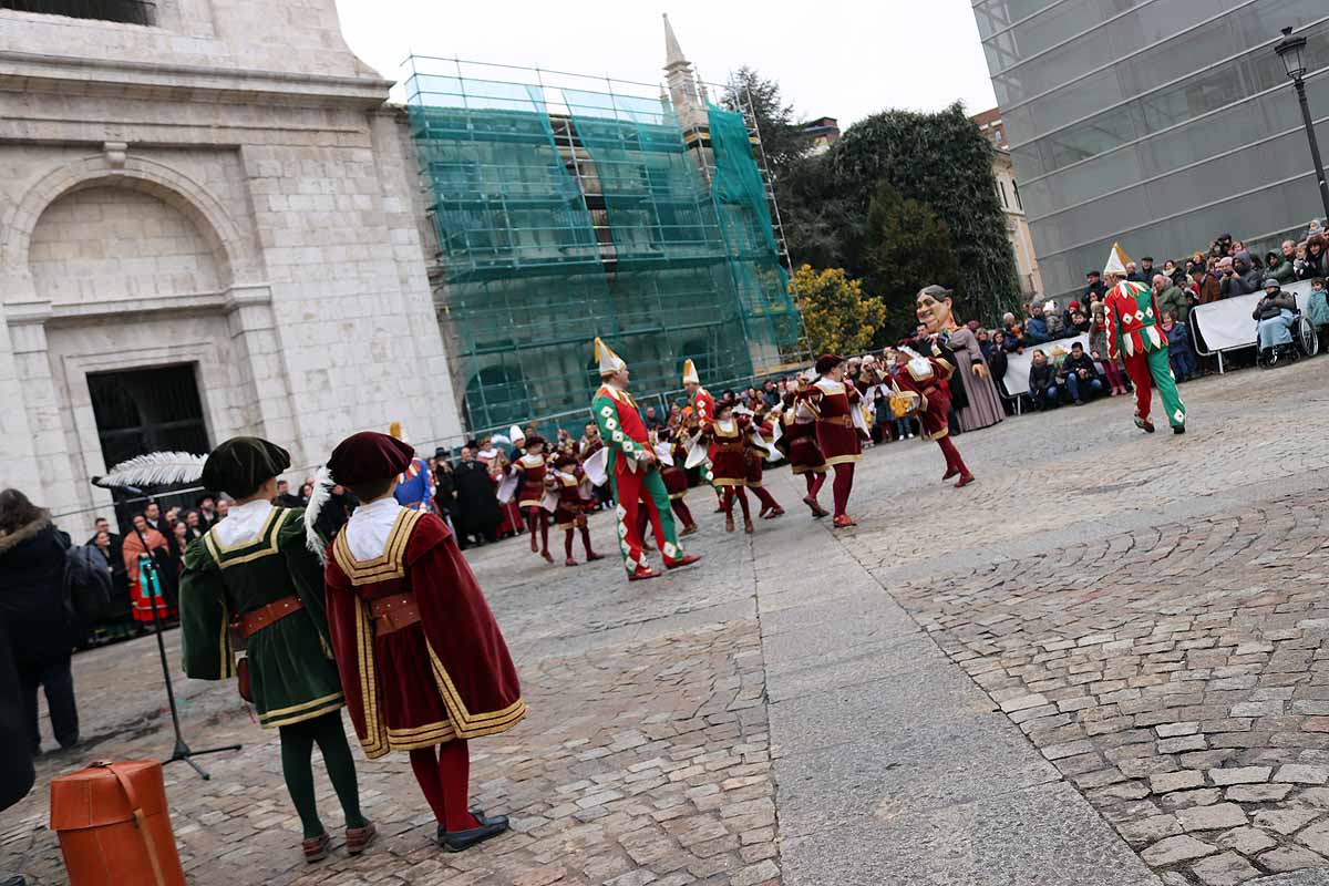 cientos de personas han participado este domingo en los diversos actos de la festividad de San Lesmes Abad | Capas castellanas, sayas de paño, panes, bailes y morcilla y chorizo como aliados contra el frío burgalés. 