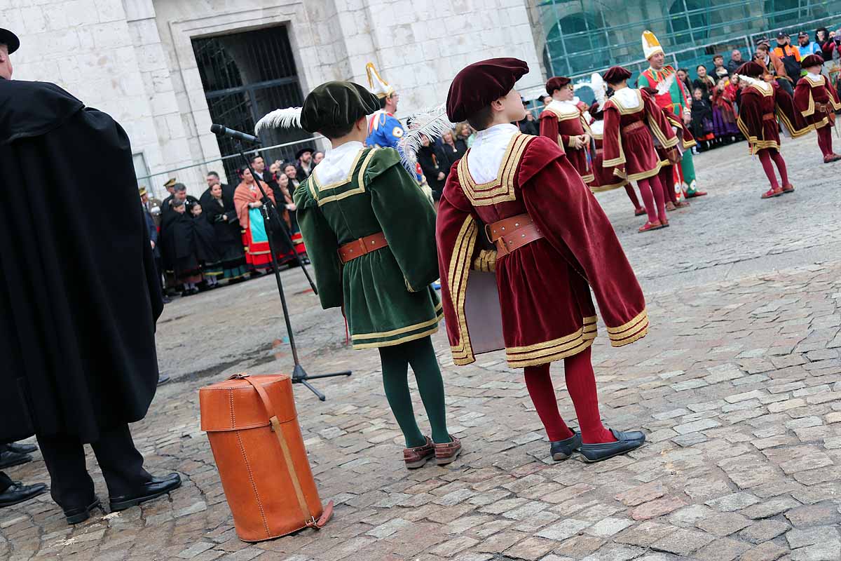 cientos de personas han participado este domingo en los diversos actos de la festividad de San Lesmes Abad | Capas castellanas, sayas de paño, panes, bailes y morcilla y chorizo como aliados contra el frío burgalés. 