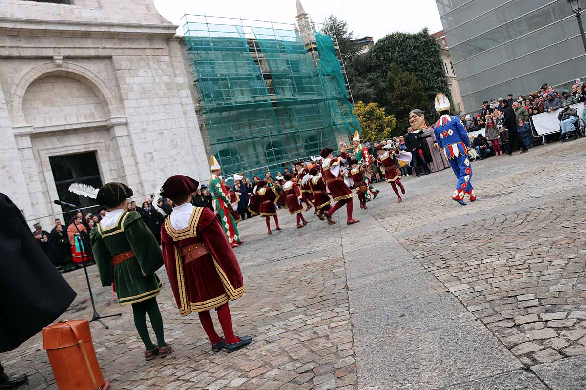 cientos de personas han participado este domingo en los diversos actos de la festividad de San Lesmes Abad | Capas castellanas, sayas de paño, panes, bailes y morcilla y chorizo como aliados contra el frío burgalés. 