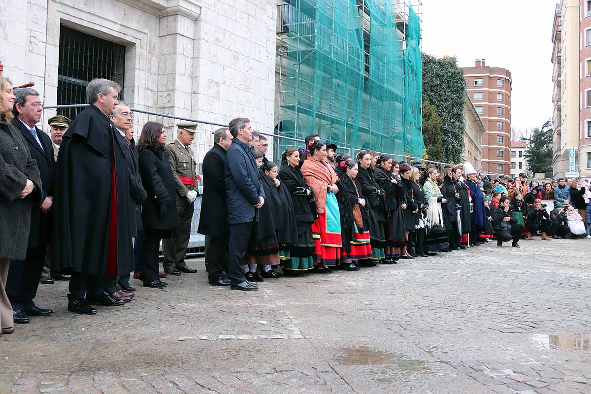 cientos de personas han participado este domingo en los diversos actos de la festividad de San Lesmes Abad | Capas castellanas, sayas de paño, panes, bailes y morcilla y chorizo como aliados contra el frío burgalés. 