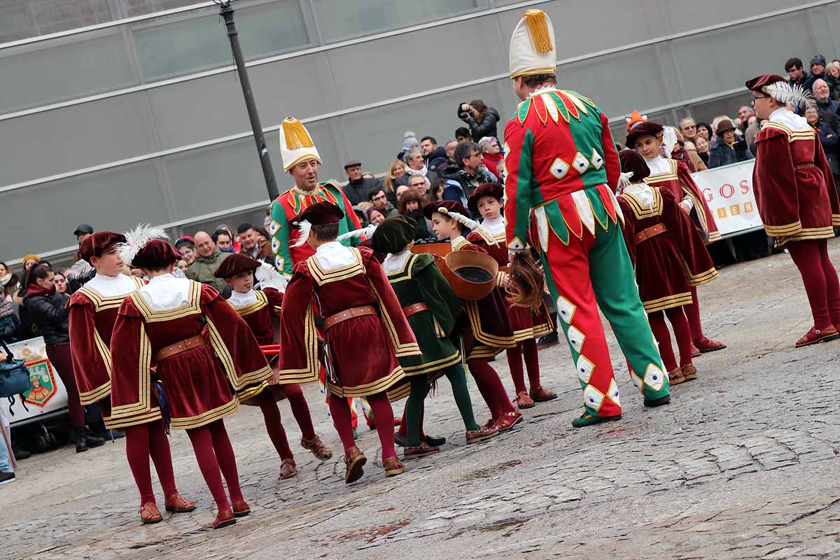 cientos de personas han participado este domingo en los diversos actos de la festividad de San Lesmes Abad | Capas castellanas, sayas de paño, panes, bailes y morcilla y chorizo como aliados contra el frío burgalés. 