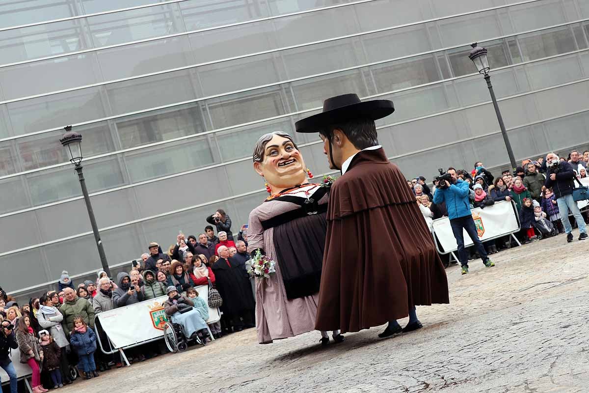 cientos de personas han participado este domingo en los diversos actos de la festividad de San Lesmes Abad | Capas castellanas, sayas de paño, panes, bailes y morcilla y chorizo como aliados contra el frío burgalés. 