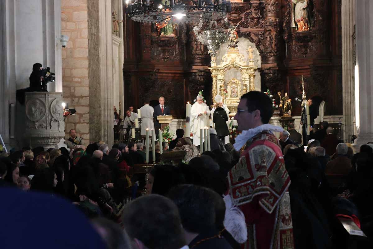 cientos de personas han participado este domingo en los diversos actos de la festividad de San Lesmes Abad | Capas castellanas, sayas de paño, panes, bailes y morcilla y chorizo como aliados contra el frío burgalés. 