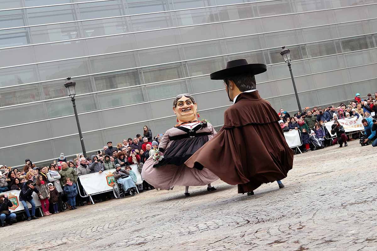 cientos de personas han participado este domingo en los diversos actos de la festividad de San Lesmes Abad | Capas castellanas, sayas de paño, panes, bailes y morcilla y chorizo como aliados contra el frío burgalés. 