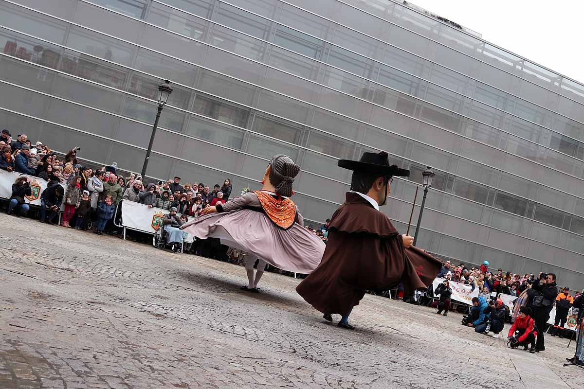 cientos de personas han participado este domingo en los diversos actos de la festividad de San Lesmes Abad | Capas castellanas, sayas de paño, panes, bailes y morcilla y chorizo como aliados contra el frío burgalés. 