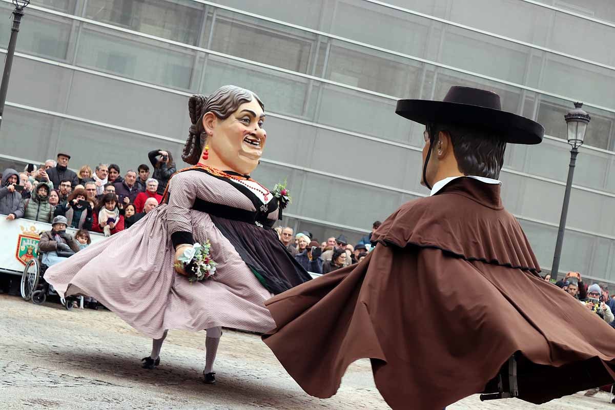 cientos de personas han participado este domingo en los diversos actos de la festividad de San Lesmes Abad | Capas castellanas, sayas de paño, panes, bailes y morcilla y chorizo como aliados contra el frío burgalés. 