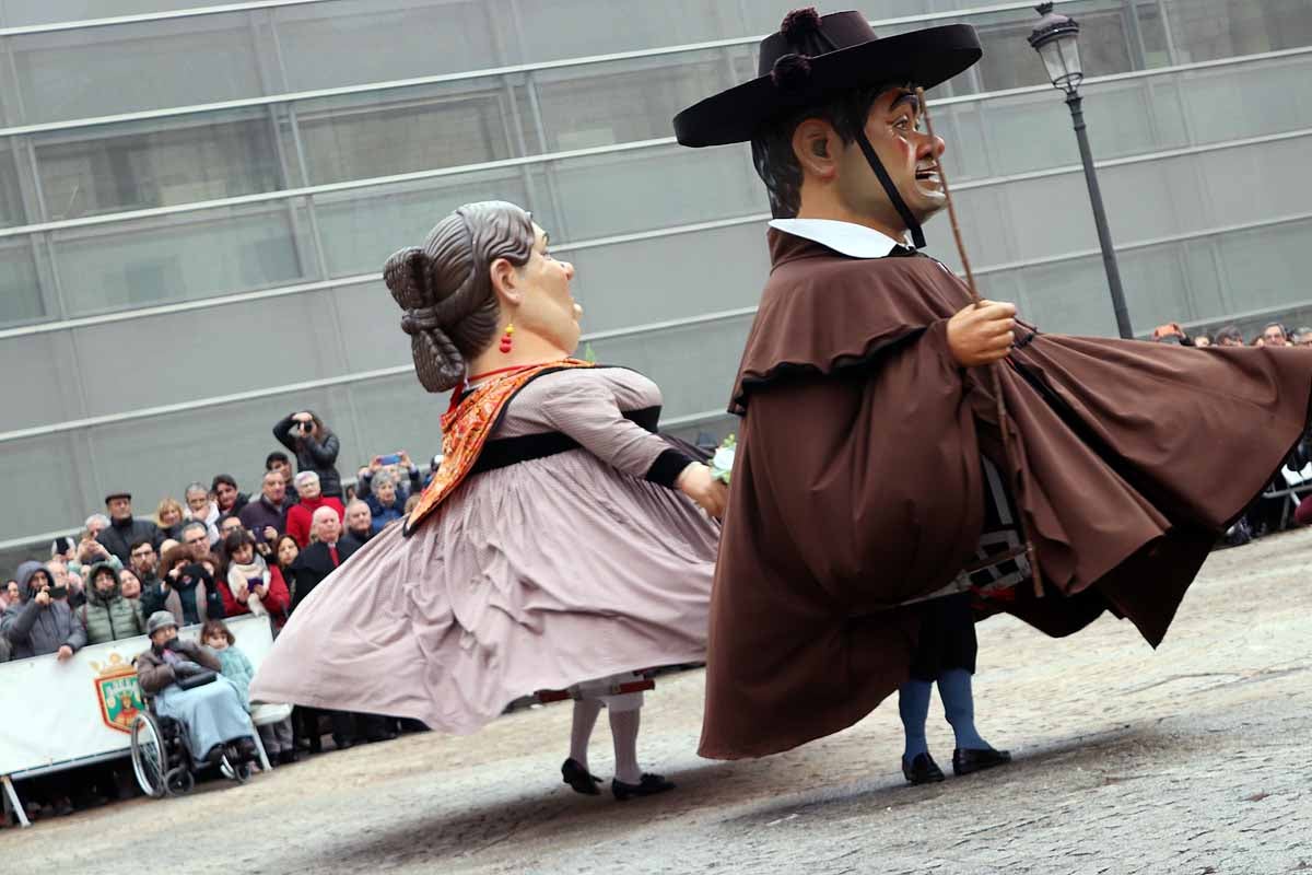 cientos de personas han participado este domingo en los diversos actos de la festividad de San Lesmes Abad | Capas castellanas, sayas de paño, panes, bailes y morcilla y chorizo como aliados contra el frío burgalés. 