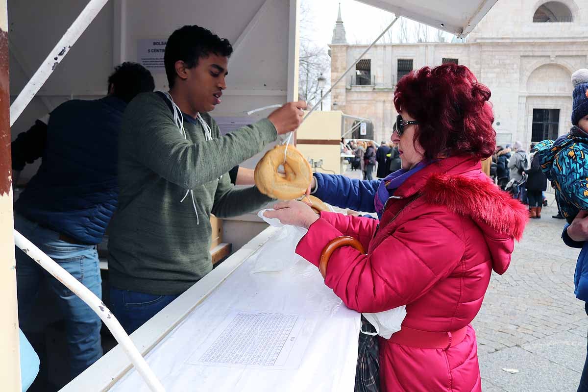 cientos de personas han participado este domingo en los diversos actos de la festividad de San Lesmes Abad | Capas castellanas, sayas de paño, panes, bailes y morcilla y chorizo como aliados contra el frío burgalés. 