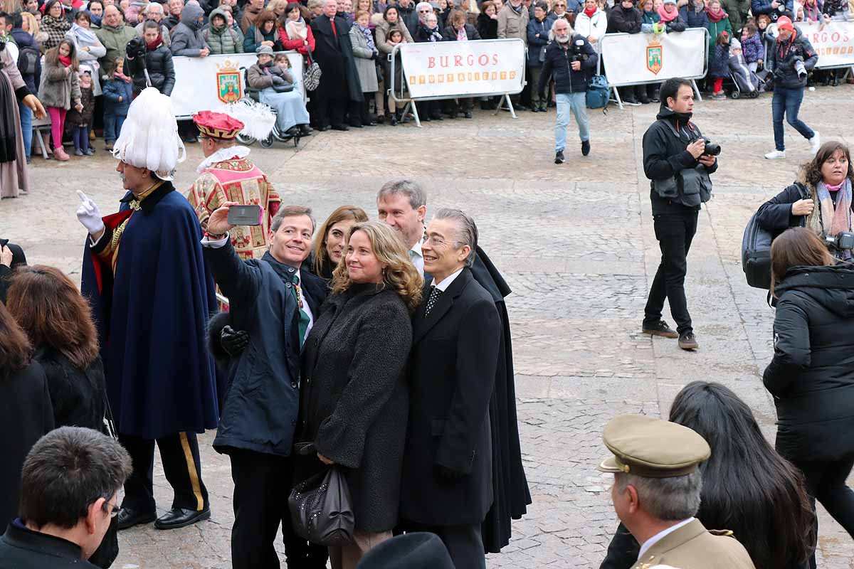 cientos de personas han participado este domingo en los diversos actos de la festividad de San Lesmes Abad | Capas castellanas, sayas de paño, panes, bailes y morcilla y chorizo como aliados contra el frío burgalés. 