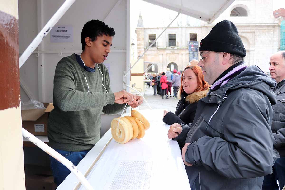 cientos de personas han participado este domingo en los diversos actos de la festividad de San Lesmes Abad | Capas castellanas, sayas de paño, panes, bailes y morcilla y chorizo como aliados contra el frío burgalés. 