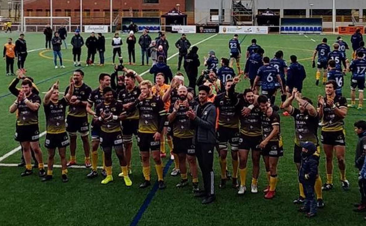 Los jugadores aplauden a la afición después del triunfo.