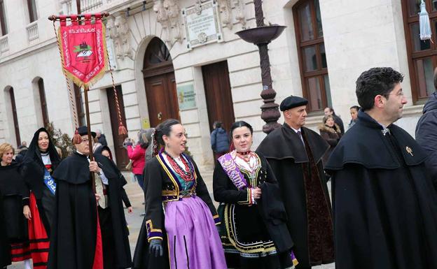 Galería. Los burgaleses desfilan para honrar al patrón de la ciudad, San Lesmes. 