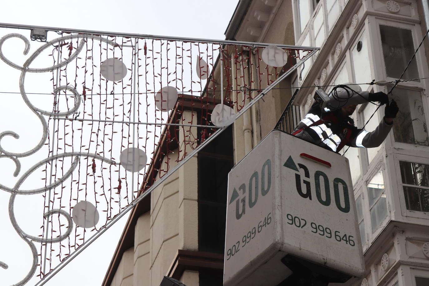 Operarios de la empresa Iluminación Ximénez retiran estos días el alumbrado navideño.