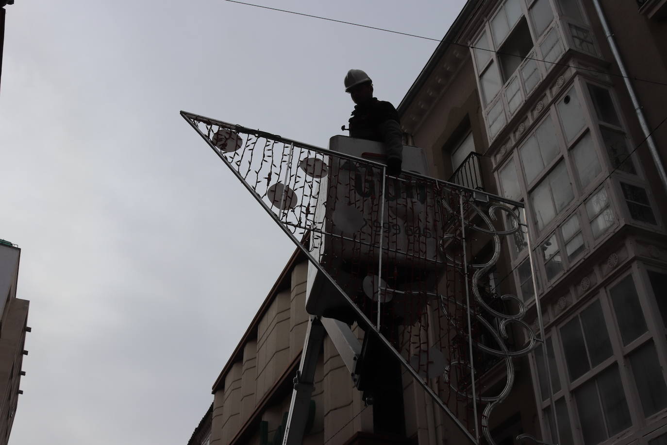 Operarios de la empresa Iluminación Ximénez retiran estos días el alumbrado navideño.