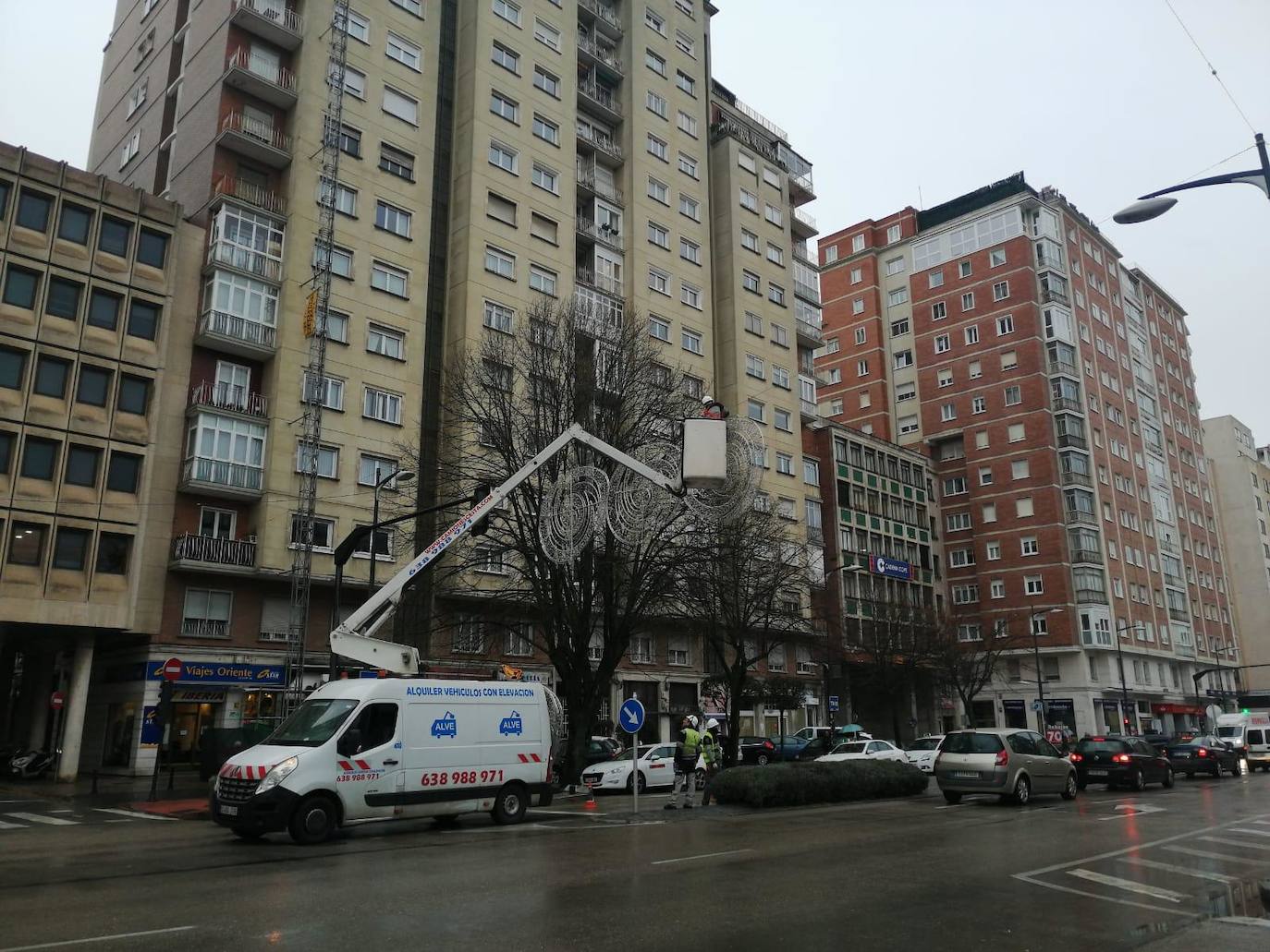 Operarios de la empresa Iluminación Ximénez retiran estos días el alumbrado navideño.