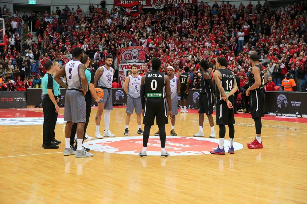 Imagen del partido en el que el San Pablo ha caído derrotado ante el Hapoel. 