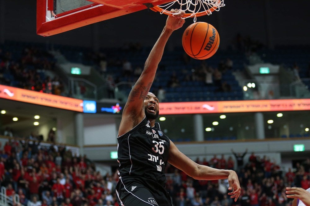 Imagen del partido en el que el San Pablo ha caído derrotado ante el Hapoel. 