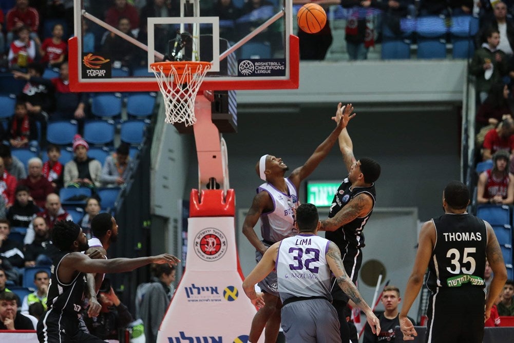 Imagen del partido en el que el San Pablo ha caído derrotado ante el Hapoel. 