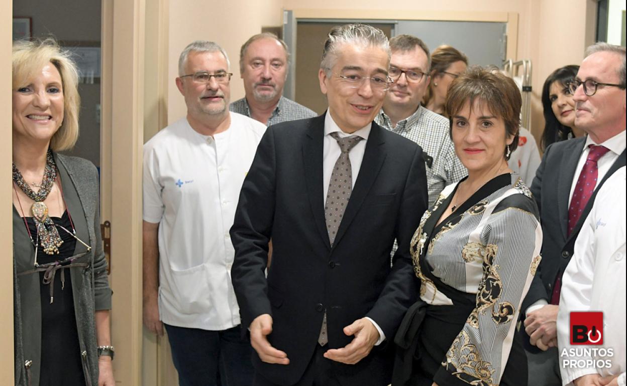 Foto de la consejera de Sanidad, Verónica Casado, (a la izquierda en la fotografía), con el delegado territorial de la Junta en Burgos, Roberto Saiz, y Pilar Sanmartín, exdirectora Médica de Atención Primaria en Burgos, (derecha), con el equipo médico de Briviesca en una foto de archivo. 