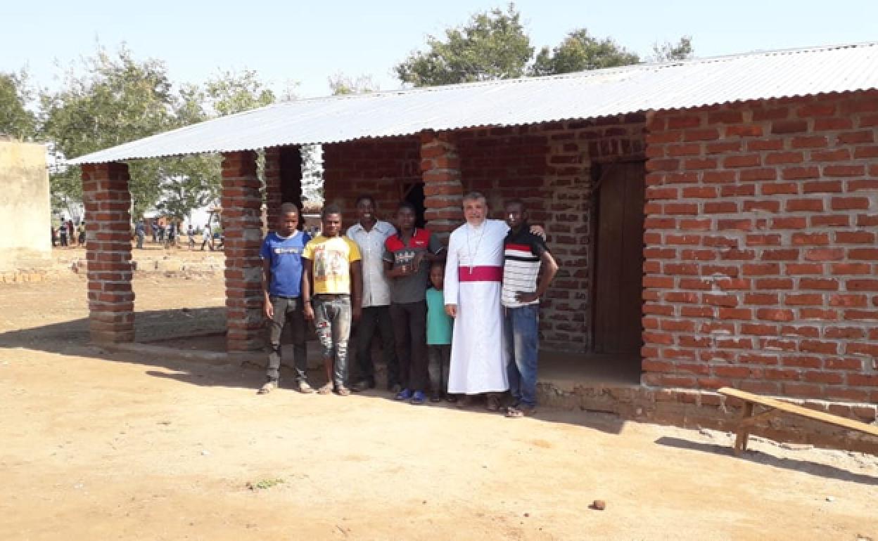 El obispo de la Diócesis de Tete, junto a alguna de las familias del poblado de Nkondezi. 