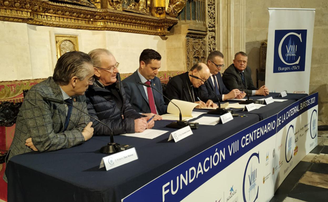 Firma del convenio de colaboración en la Capilla de los Condestables. 
