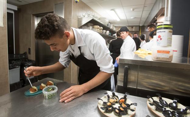 Un joven del programa 'Incorpora' trabaja cono cocinero. 