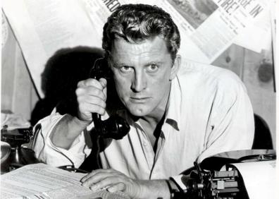 Imagen secundaria 1 - Kirk Douglas junto a Lana Turner en 'Cautivos del mal', en 'El gran carnaval' y con Stanley Kubrick en el rodaje de 'Senderos de gloria'.