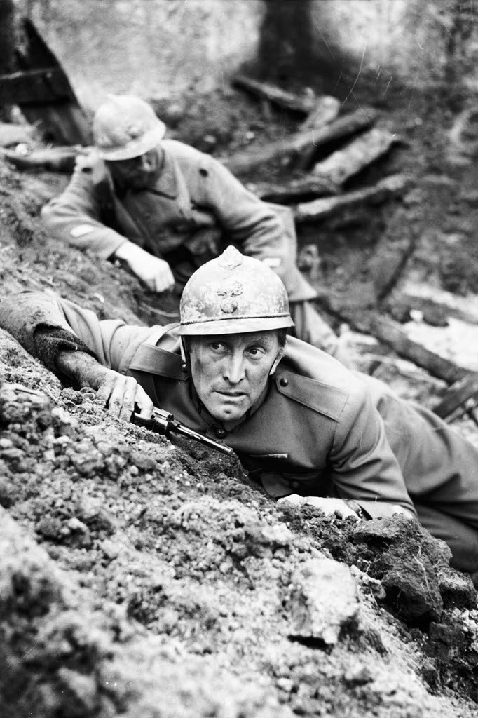 Kirk Douglas en una escena de la película 'Senderos de gloria'.