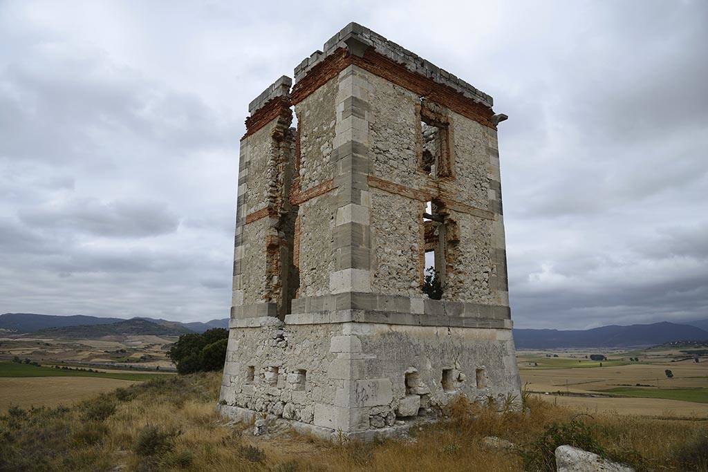 Restos de las torres y recreaciones de las fortificaciones del telégrafo óptico en la provincia de Burgos.