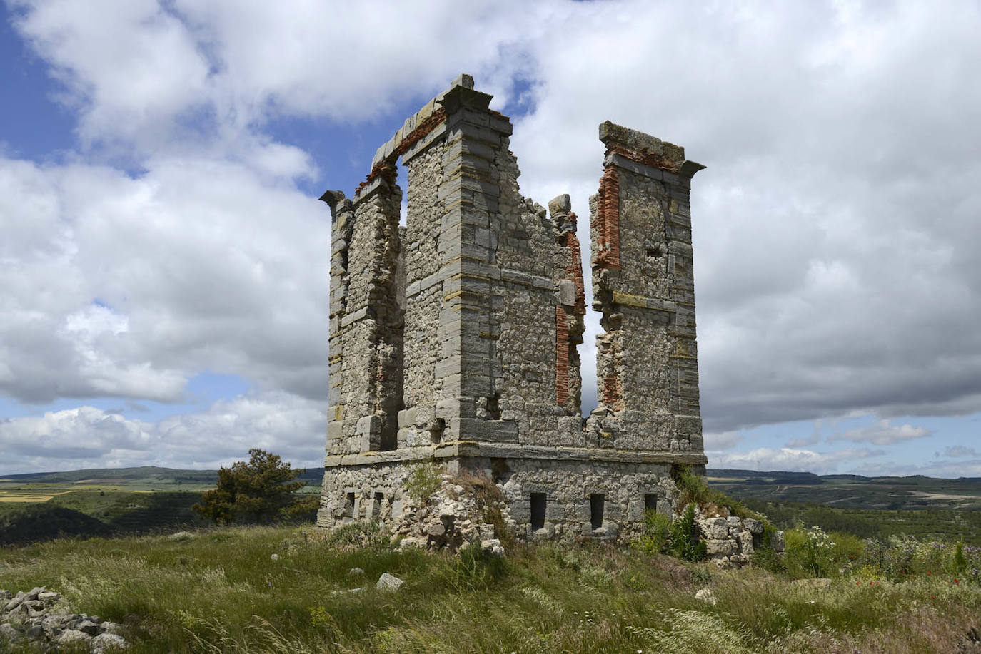 Restos de las torres y recreaciones de las fortificaciones del telégrafo óptico en la provincia de Burgos.