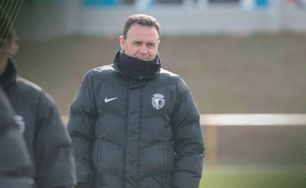 El técnico de Burgos CF, José María Salmerón durante un entrenamiento. 