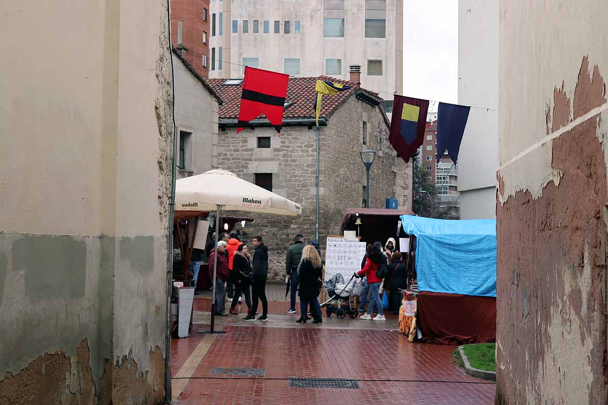 Hasta la época medieval pueden viajar los burgaleses que este fin de semana se acerquen hasta este barrio | Decenas de puestos artesanales, bailarines, músicos, herreros participan para despedir Las Candelas. 