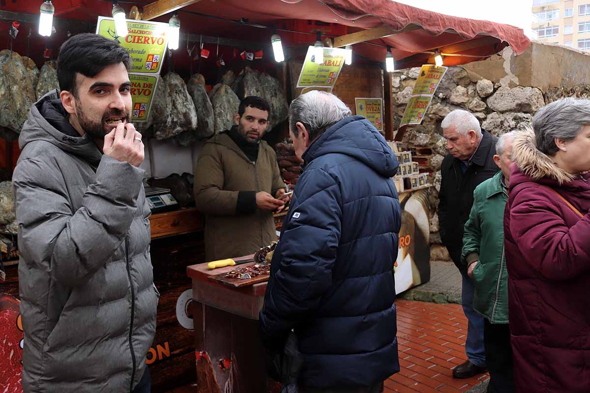 Hasta la época medieval pueden viajar los burgaleses que este fin de semana se acerquen hasta este barrio | Decenas de puestos artesanales, bailarines, músicos, herreros participan para despedir Las Candelas. 