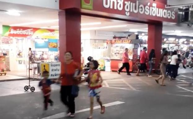 varias personas escapan del centro comercial tras el tiroteo.