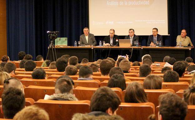 Los estudiantes llenaron el Salón de Actos de la Facultad de Ciencias Económicas y Empresariales. 