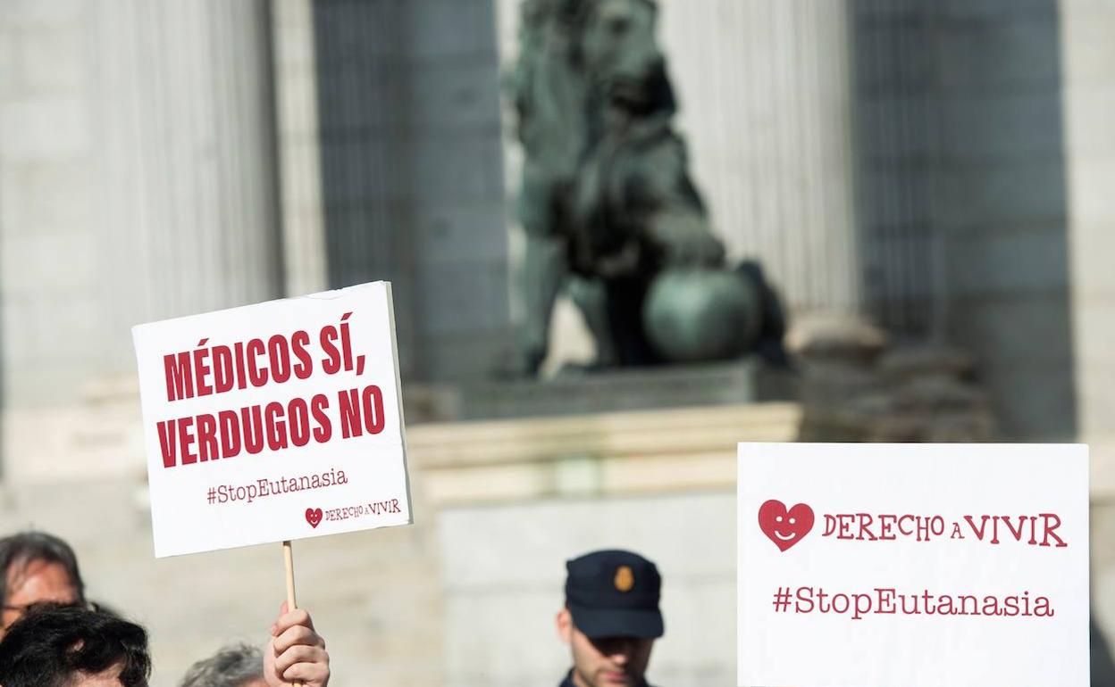 Protesta contra la eutanasia ante el Congreso de los Diputados.