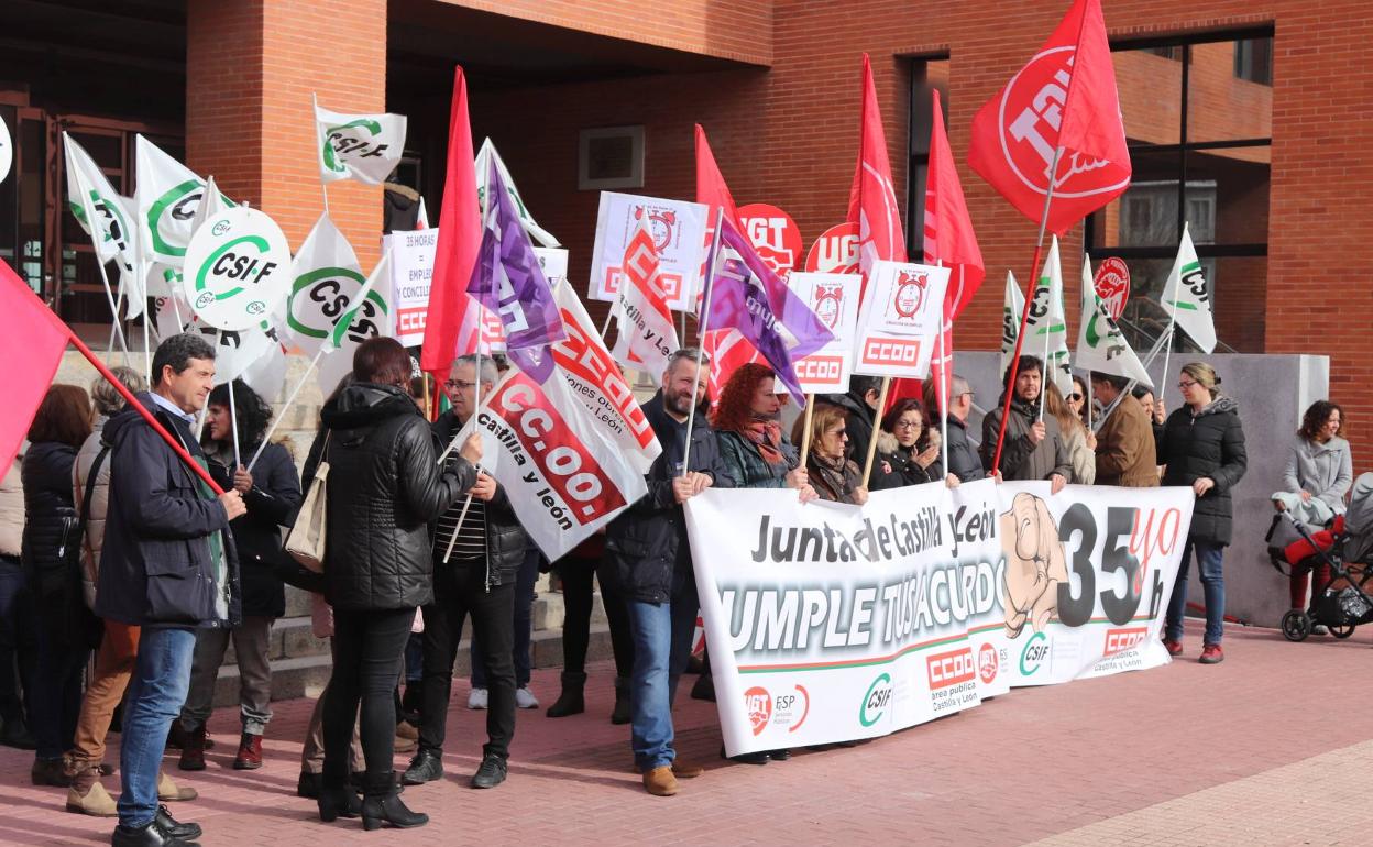 Los funcionarios se han vuelto a concentrar a las puertas de las Delegación. 