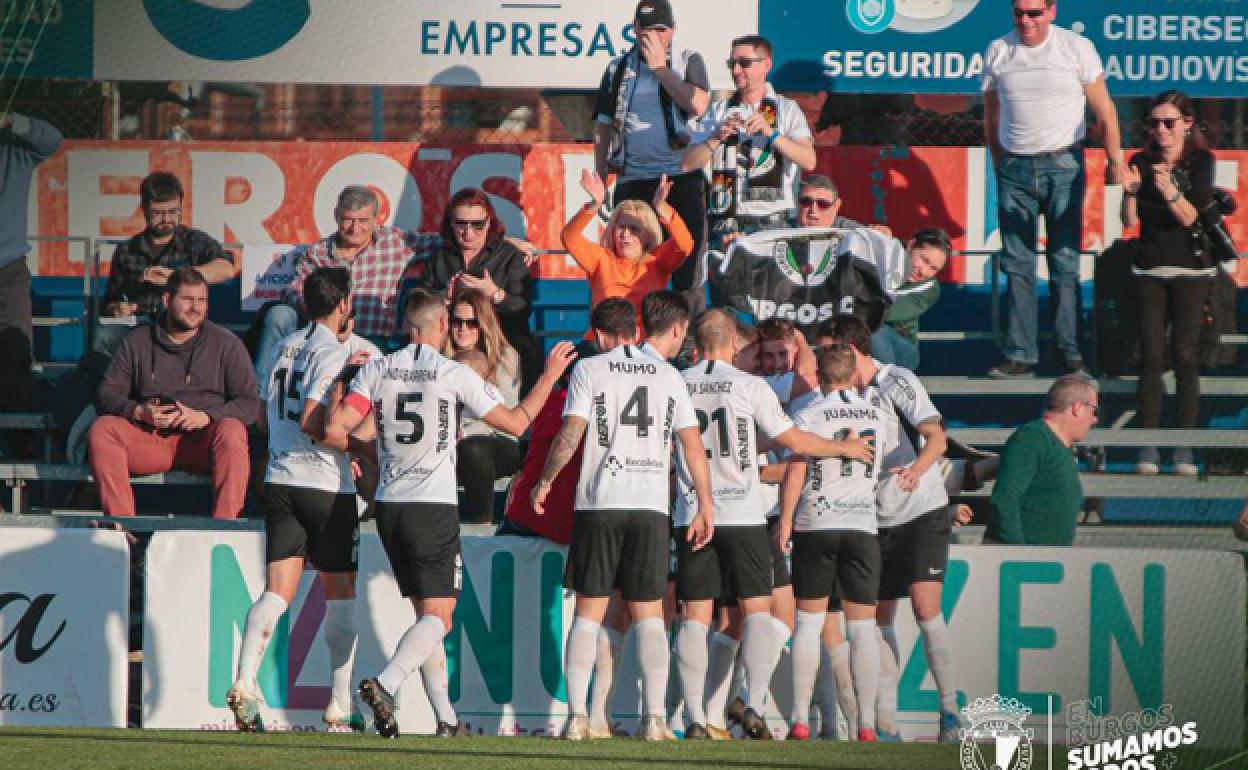 Los jugadores festejan un gol rodeados de aficionados blanquinegros. 