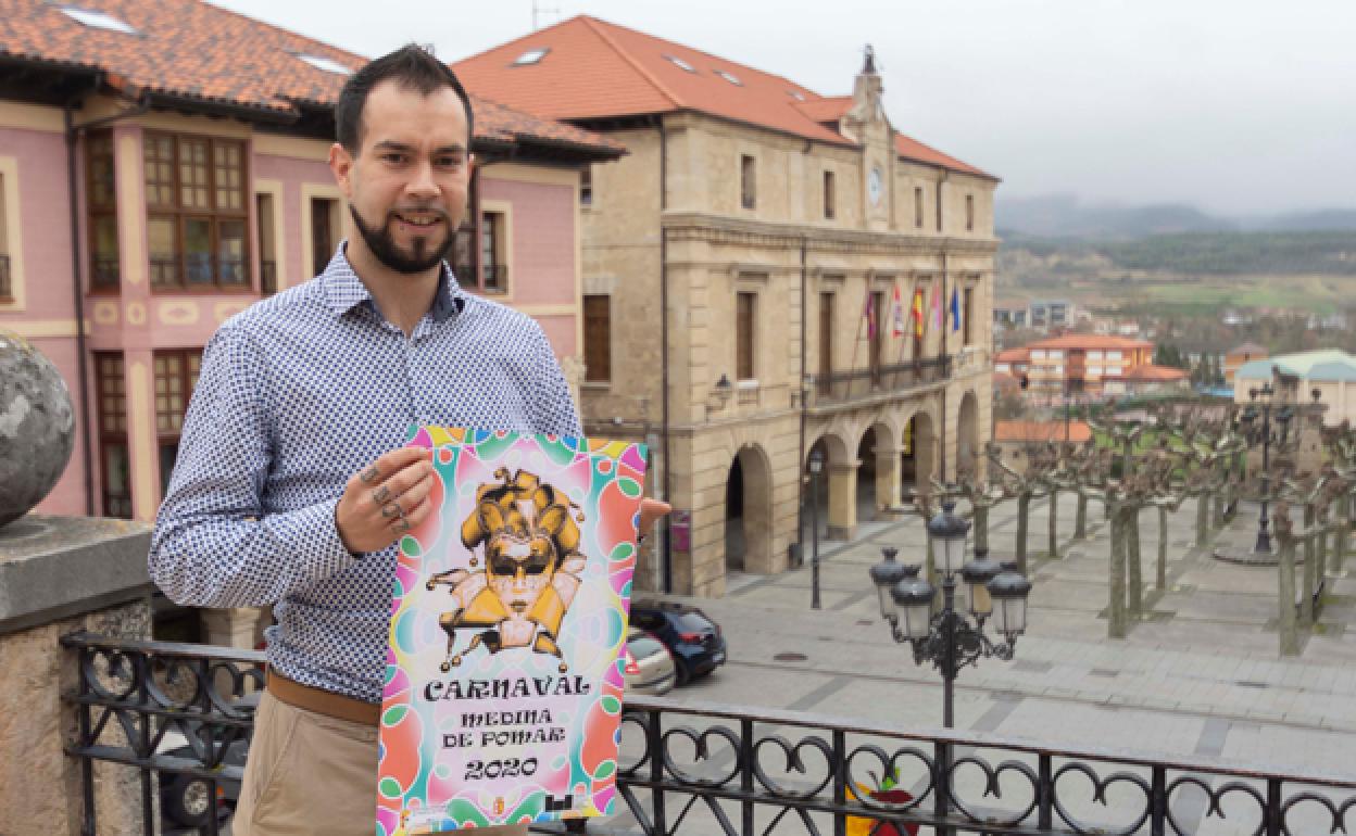 El concejal Óscar David Molledo con el cartel del Carnaval 2020. 