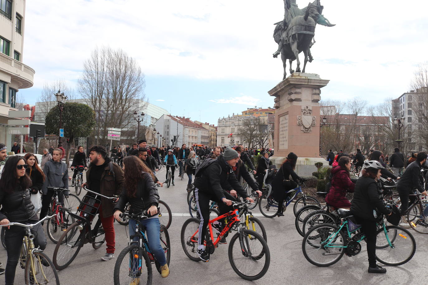 Ciclistas y usuarios de patinetes se enfrentan con la policía tras cortar la plaza del Cid.