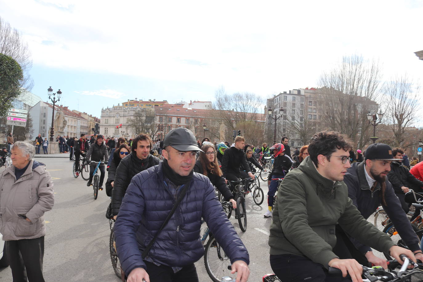 Ciclistas y usuarios de patinetes se enfrentan con la policía tras cortar la plaza del Cid.