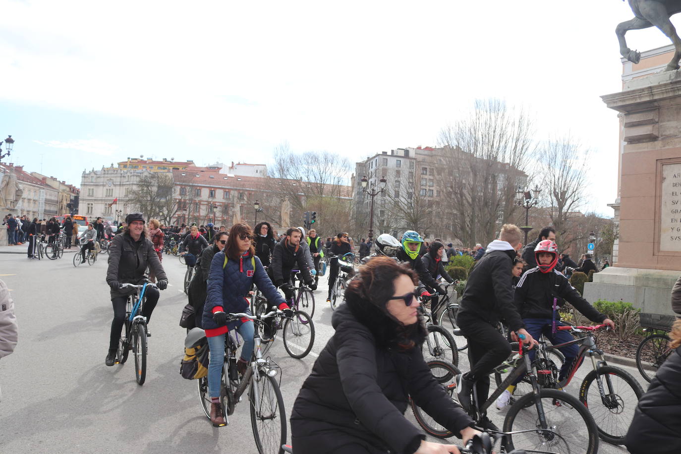 Ciclistas y usuarios de patinetes se enfrentan con la policía tras cortar la plaza del Cid.