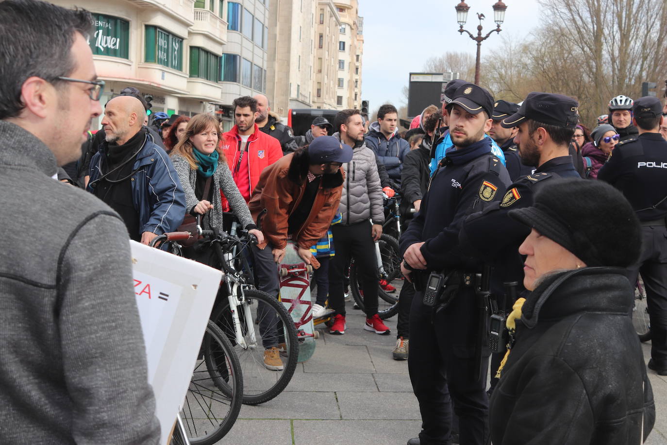 Ciclistas y usuarios de patinetes se enfrentan con la policía tras cortar la plaza del Cid.