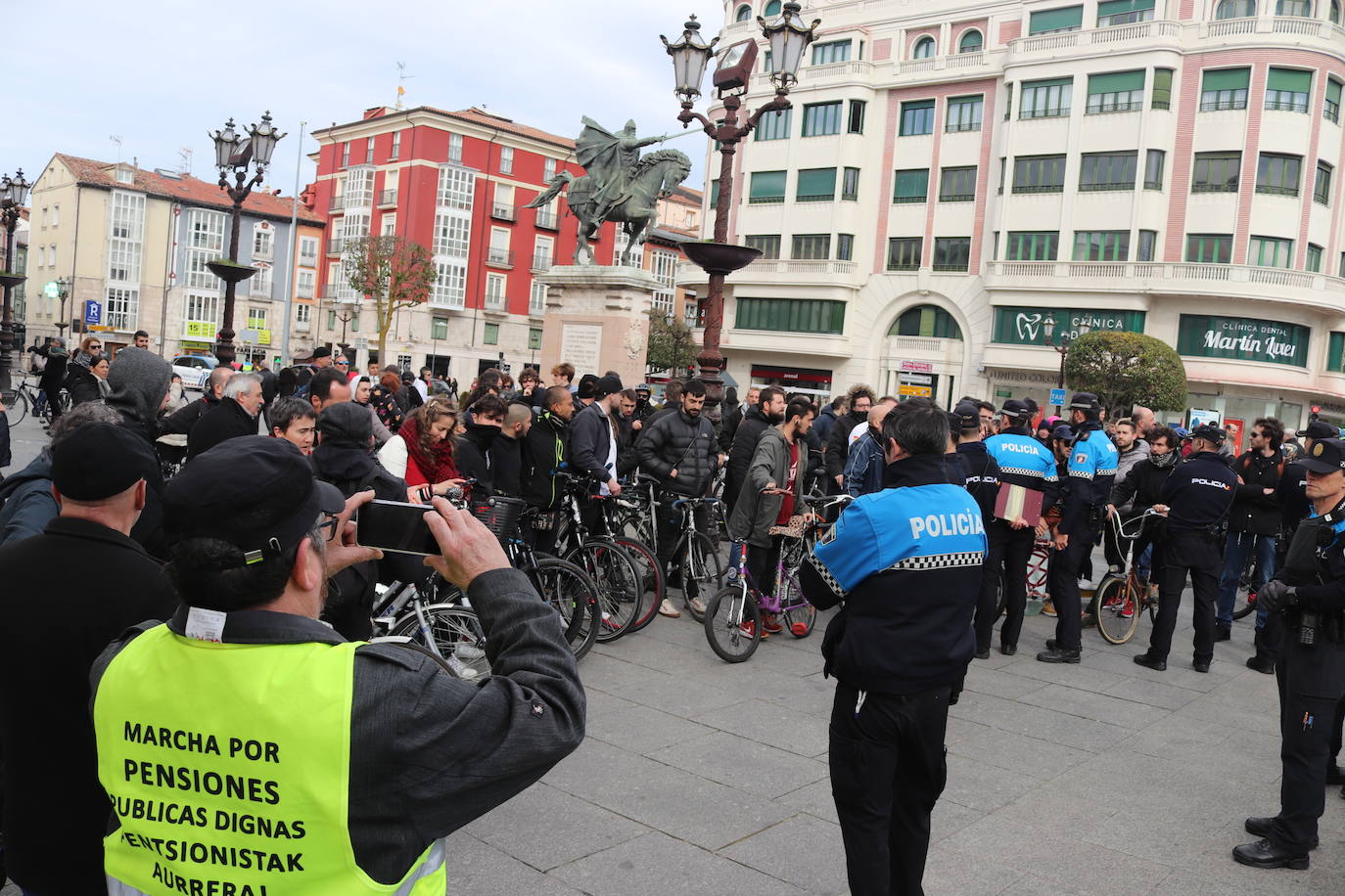 Ciclistas y usuarios de patinetes se enfrentan con la policía tras cortar la plaza del Cid.