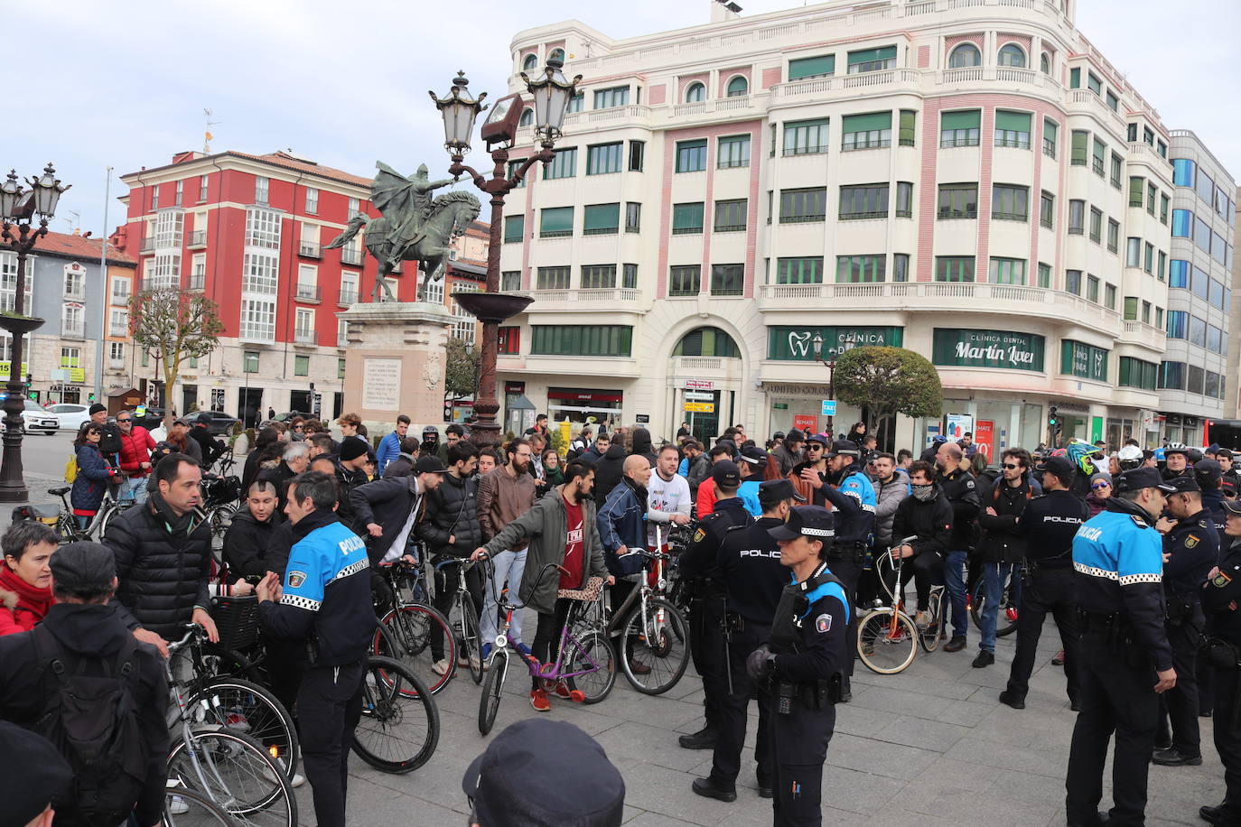 Ciclistas y usuarios de patinetes se enfrentan con la policía tras cortar la plaza del Cid.